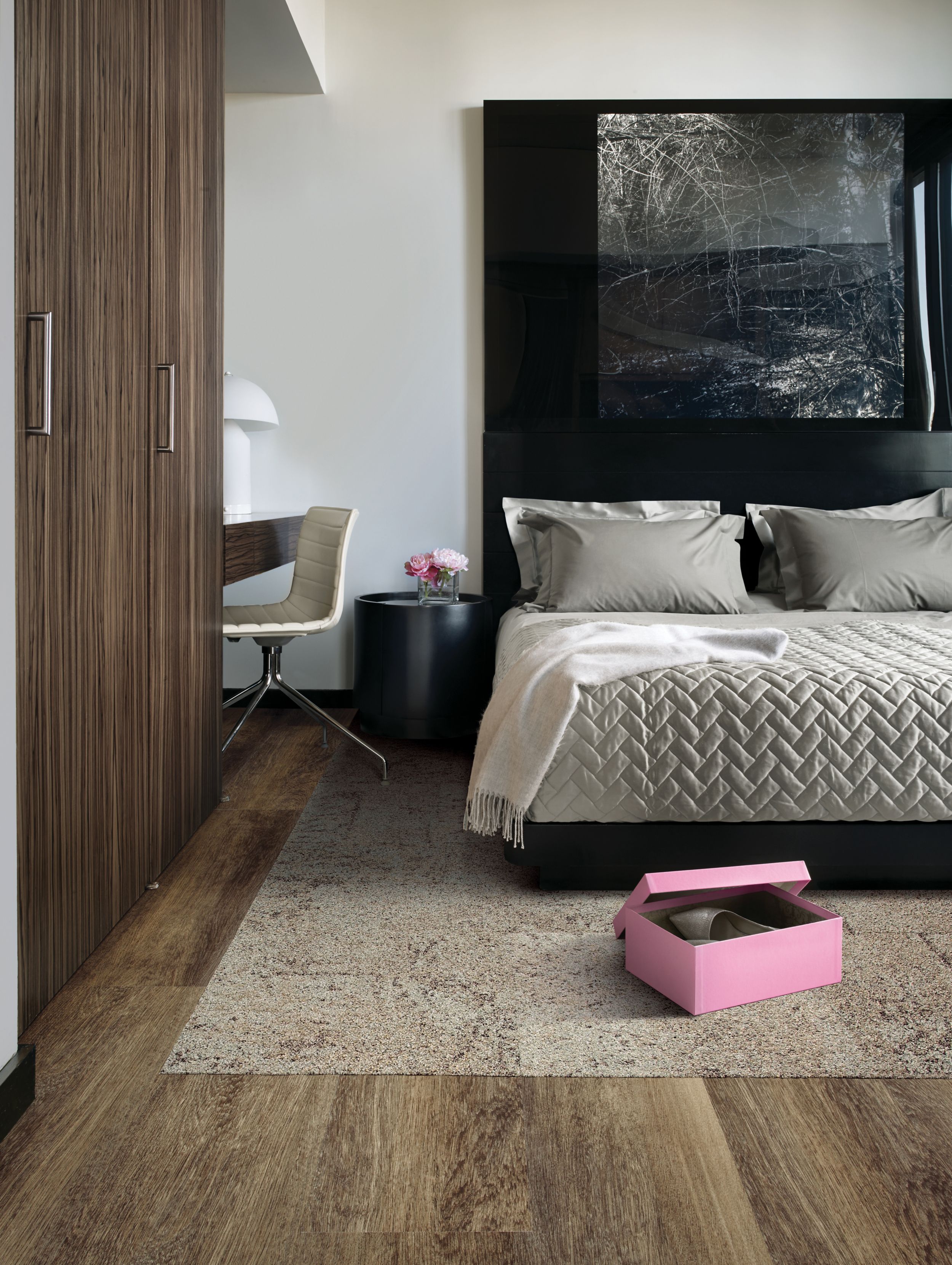 Interface Textured Woodgrains plank LVT with UR102 carpet tile in hotel guest room numéro d’image 3